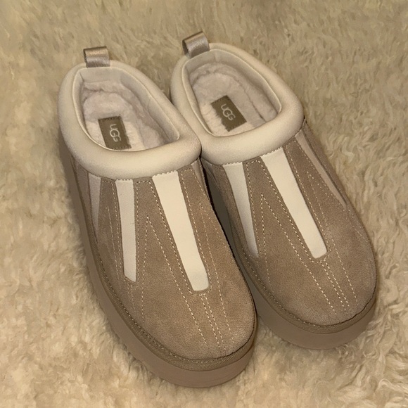 UGG Tan and White Slip-On (Tazz Sunwave) - Picture 1 of 9